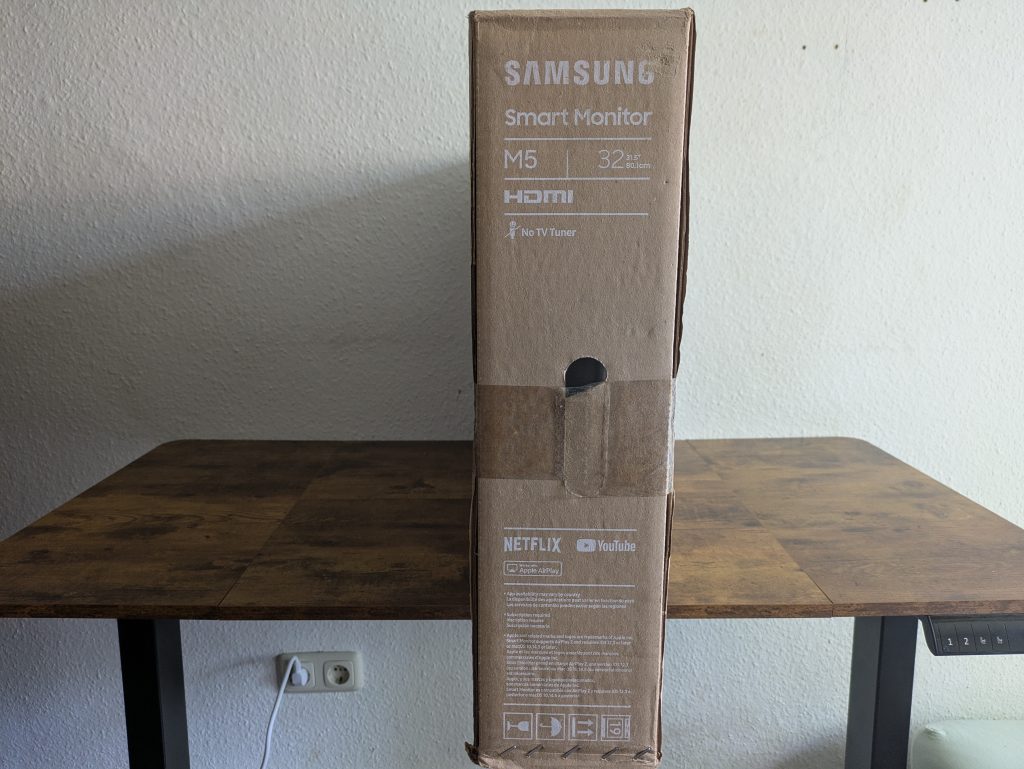 Verpackung des Samsung M5 Smart S32BM500EU Monitors von der Seite