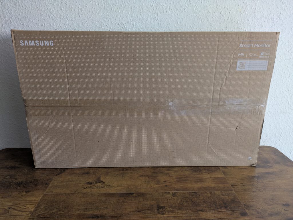 Verpackung des Samsung M5 Smart S32BM500EU Monitors von vorne