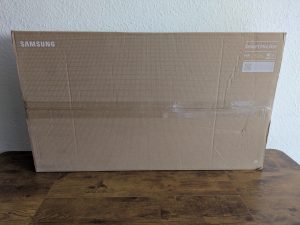 Verpackung des Samsung M5 Smart S32BM500EU Monitors von vorne