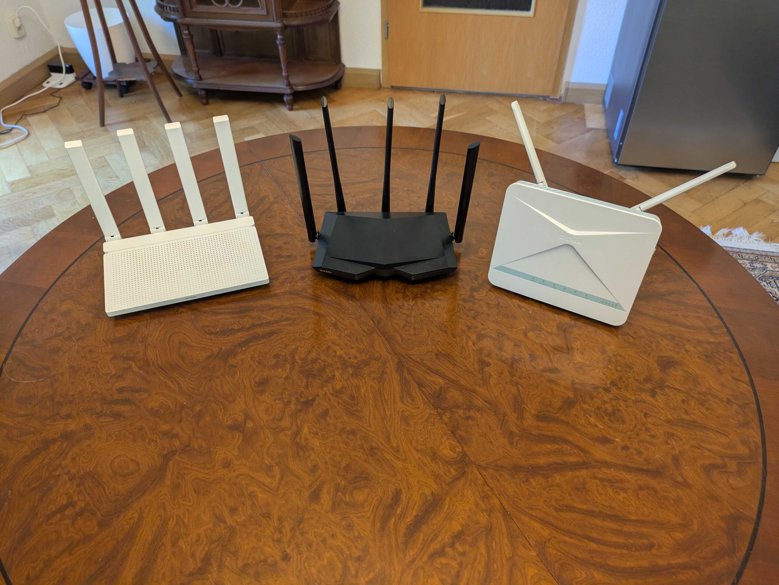 Drei Router mit Antennen