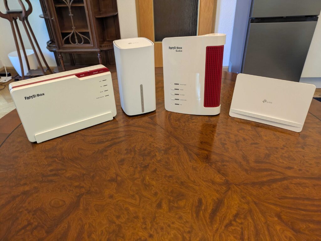 Jeweils zwei Router von AVM und TP-Link