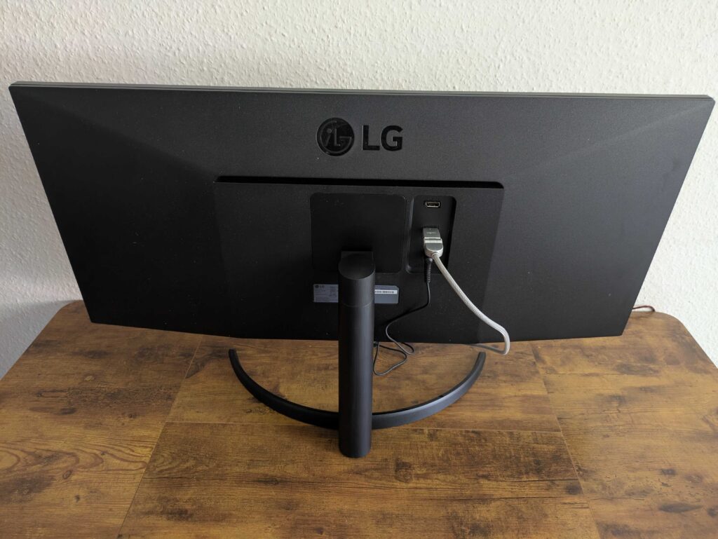LG Electronics 34WQ500-B UltraWide Monitor von hinten mit Ständer