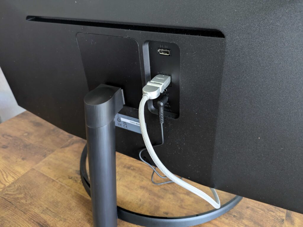 LG Electronics 34WQ500-B UltraWide Monitor von hinten mit Ständer und Kabeln