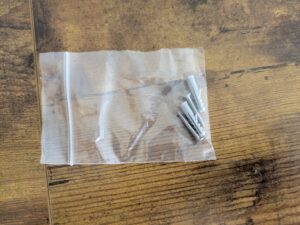 Schrauben und Dübel des GL.iNet GL-B3000 Routers