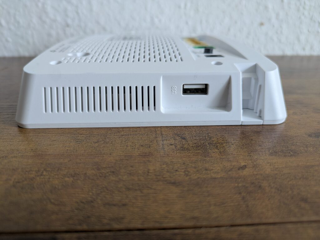 TP Link VX231v Router von der Seite