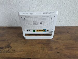 TP Link VX231v Router von hinten mit Ständer