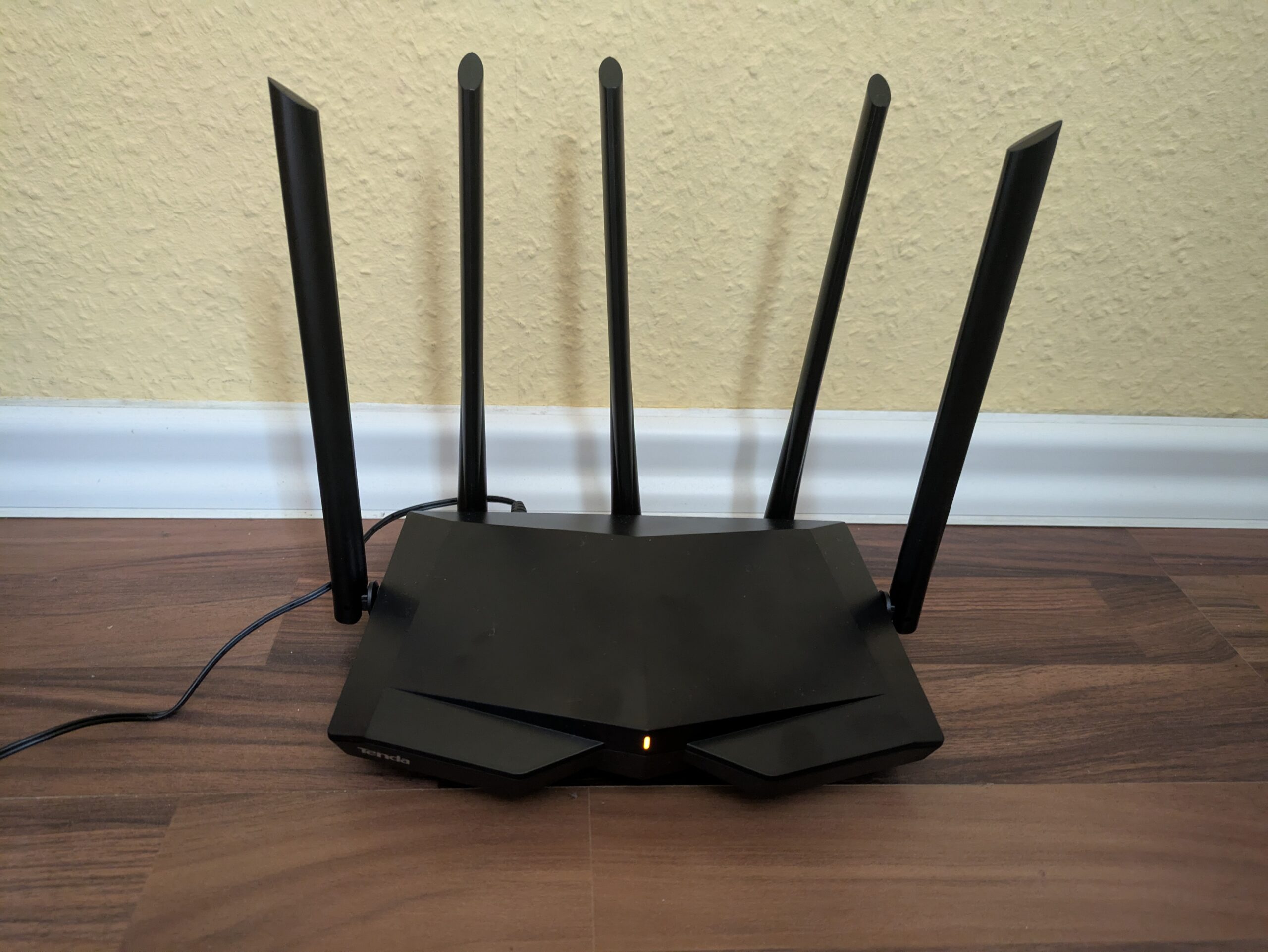 Tenda RX1 Pro Router Titelbild