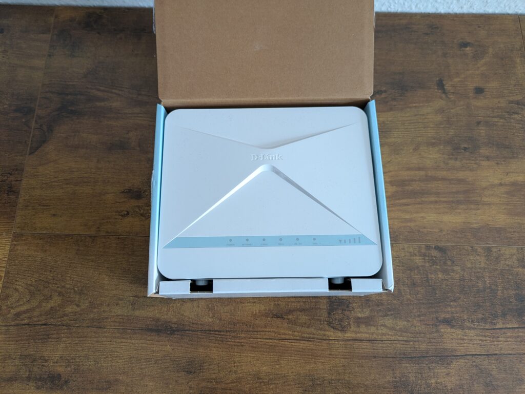 Verpackung des D-Link Eagle Pro AI G416 Routers geöffnet