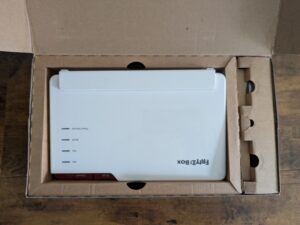 Verpackung des FRITZ!Box 5690 Pro Routers geöffnet (2)