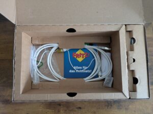 Verpackung des FRITZ!Box 5690 Pro Routers geöffnet (3)