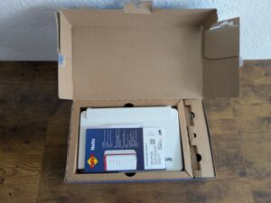 Verpackung des FRITZ!Box 5690 Pro Routers geöffnet