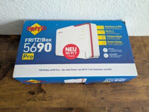 Verpackung des FRITZ!Box 5690 Pro Routers von vorne