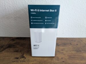 Verpackung des TP Link VX800v Routers von links