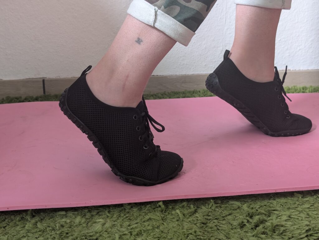 Bär Judy Barfußschuhe auf Gymnastikmatte