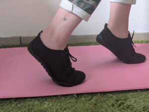 Bär Judy Barfußschuhe auf Gymnastikmatte