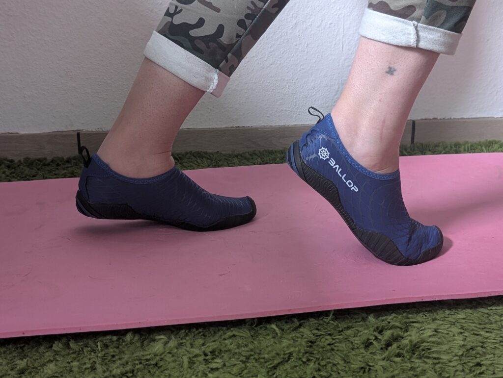 Ballop Spider Barfußschuh auf Gymnastikmatte