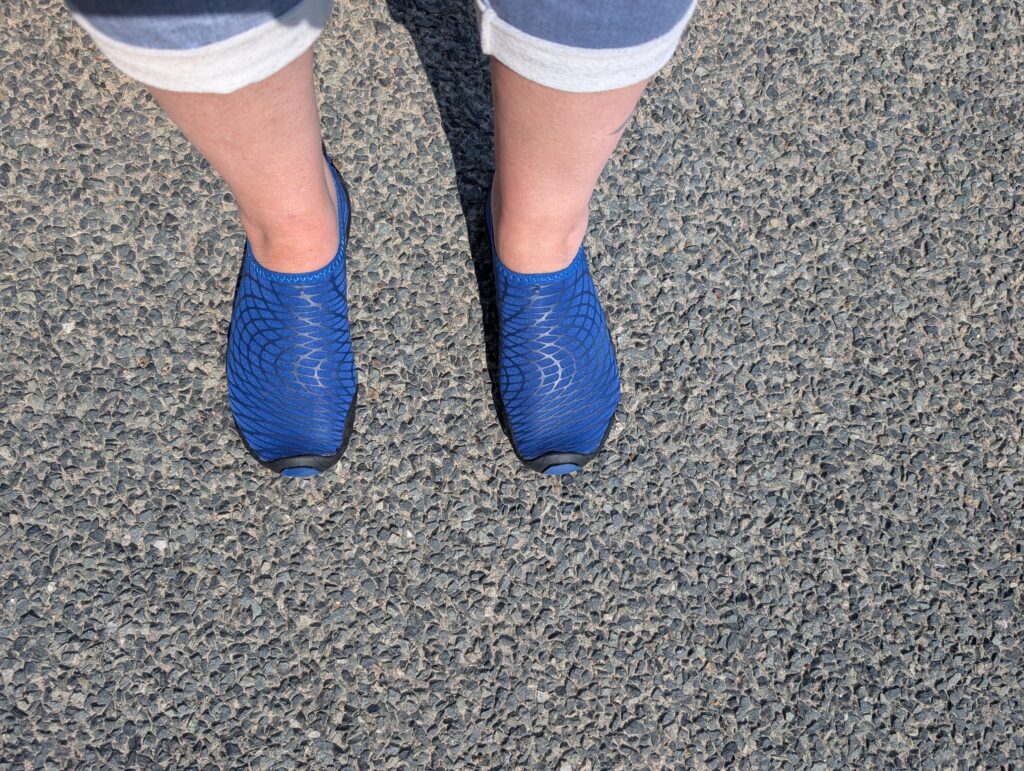 Ballop Spider Barfußschuhe auf Asphalt