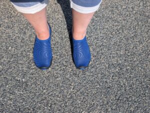 Ballop Spider Barfußschuhe auf Asphalt