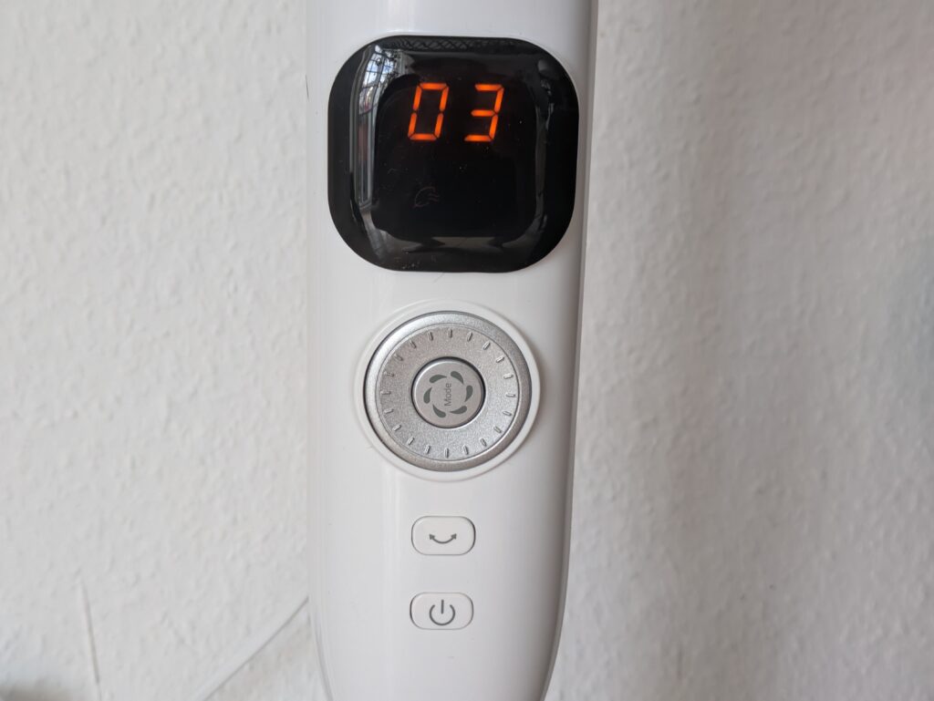 Display des Midea FS40-16CR Standventilators