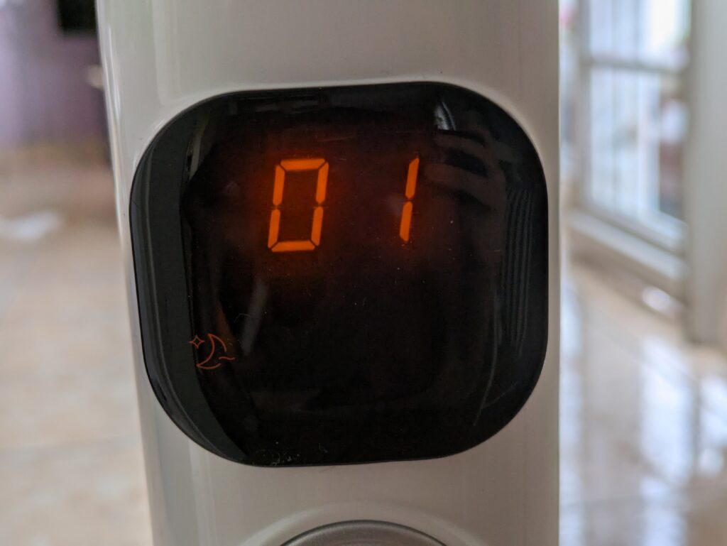 Display des Midea FS40-16CR Standventilators (2)