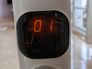 Display des Midea FS40-16CR Standventilators (2)