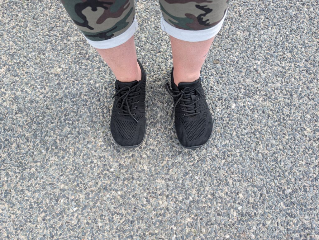 Geweo Foot Barfußschuhe auf Asphalt