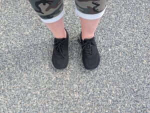 Geweo Foot Barfußschuhe auf Asphalt