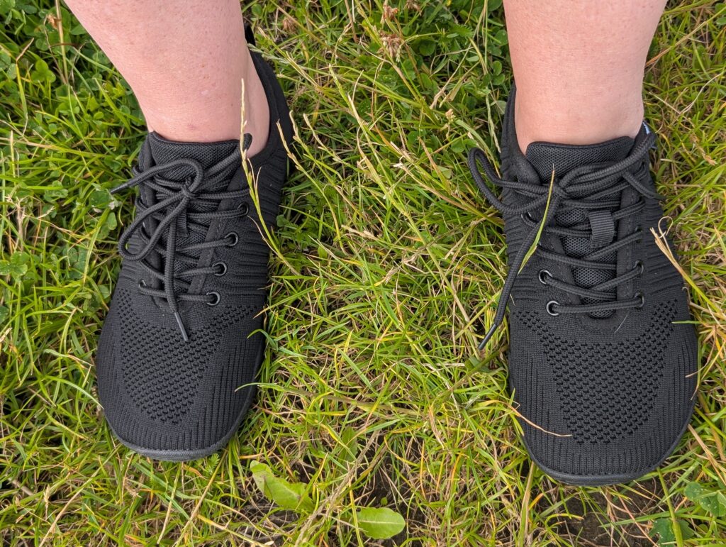 Geweo Foot Barfußschuhe auf Gras
