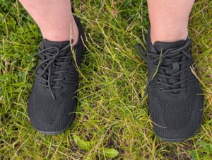 Geweo Foot Barfußschuhe auf Gras