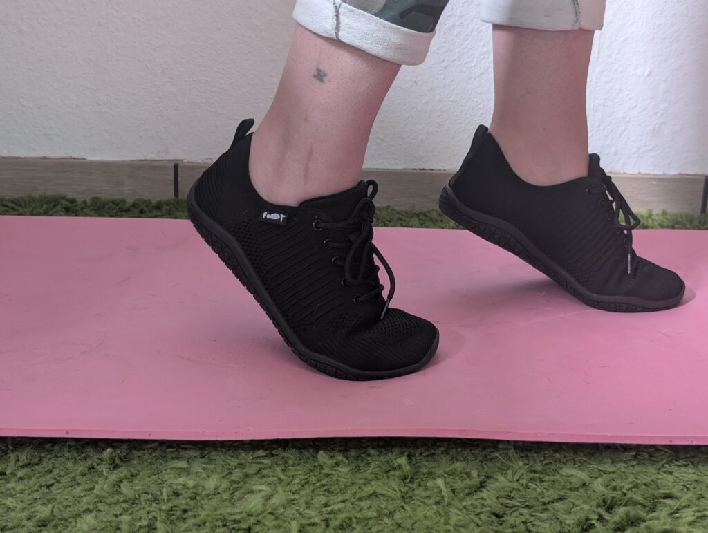 Geweo Foot Barfußschuhe auf Gymnastikmatte