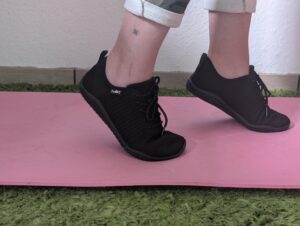 Geweo Foot Barfußschuhe auf Gymnastikmatte