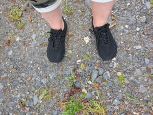 Geweo Foot Barfußschuhe auf Schotter