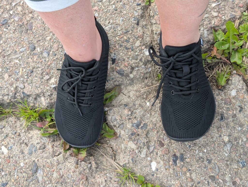 Geweo Foot Barfußschuhe auf unebenem Untergrund