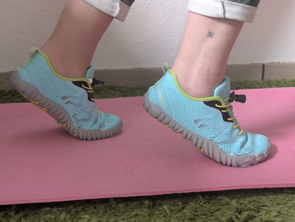 IceUnicorn Barfußschuhe auf Gymnastikmatte