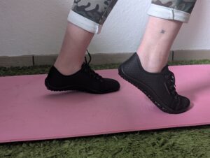 Leguano aktiv Barfußschuhe auf Gymnastikmatte