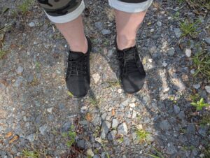 Leguano aktiv Barfußschuhe auf Schotter