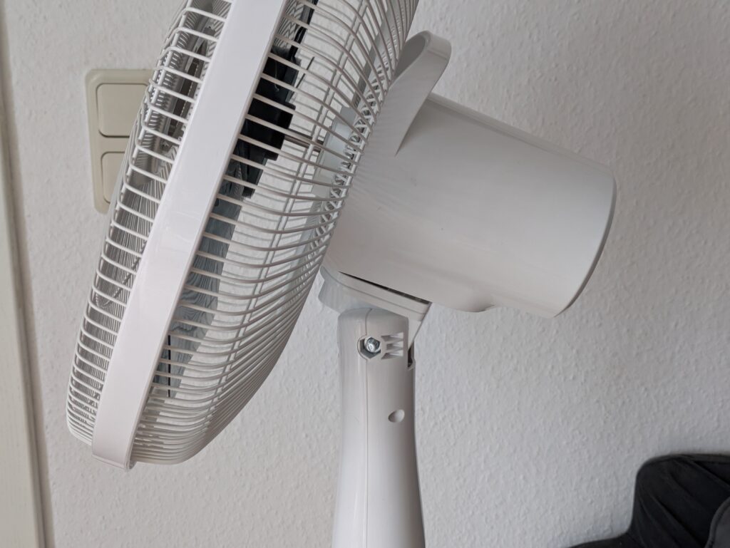 Midea FS40-16CR Standventilator von der Seite