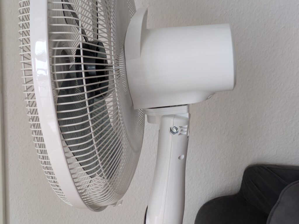 Midea FS40-16CR Standventilator von der Seite (2)