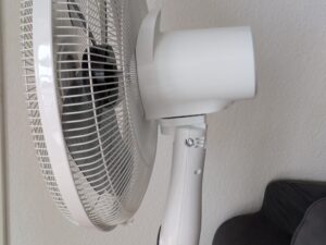 Midea FS40-16CR Standventilator von der Seite (2)