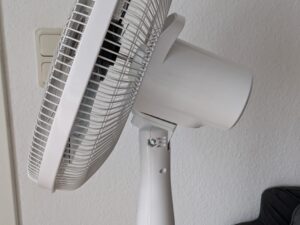 Midea FS40-16CR Standventilator von der Seite