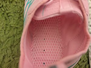 Ruyi Barfußschuhe Innenansicht Nähte und Drainagelöcher