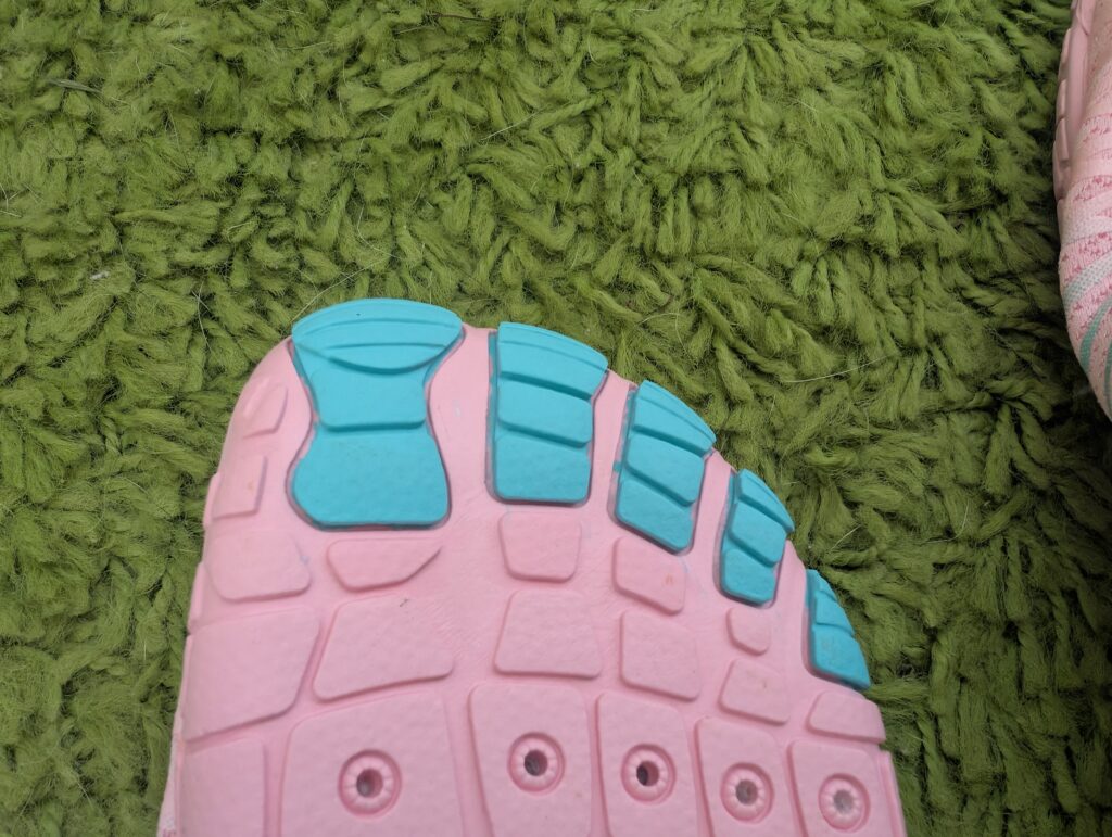 Ruyi Barfußschuhe Sohle im Zehenbereich und Drainagelöcher