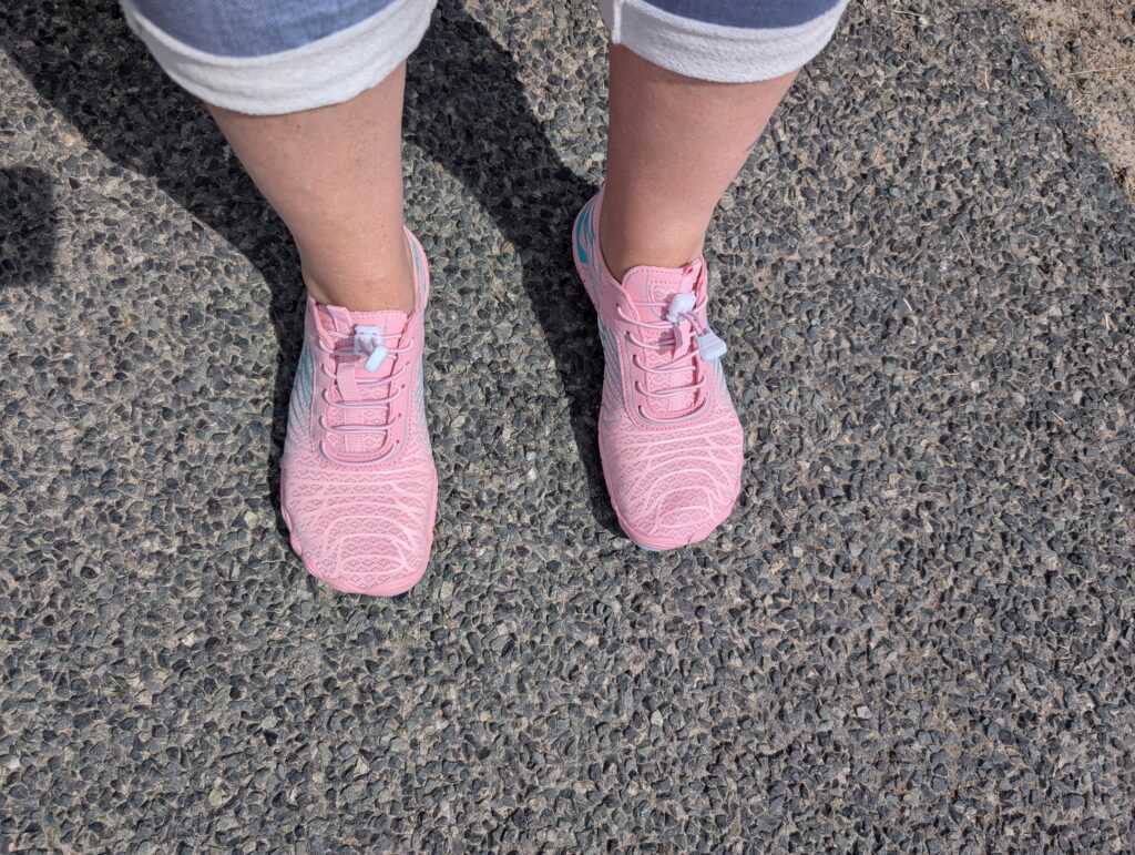 Ruyi Barfußschuhe auf Asphalt