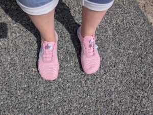 Ruyi Barfußschuhe auf Asphalt