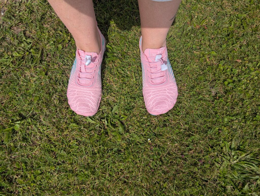 Ruyi Barfußschuhe auf Gras