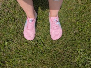 Ruyi Barfußschuhe auf Gras