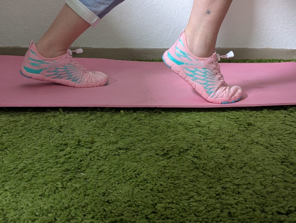 Ruyi Barfußschuhe auf Gymnastikmatte