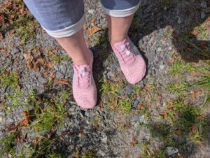 Ruyi Barfußschuhe auf Schotter