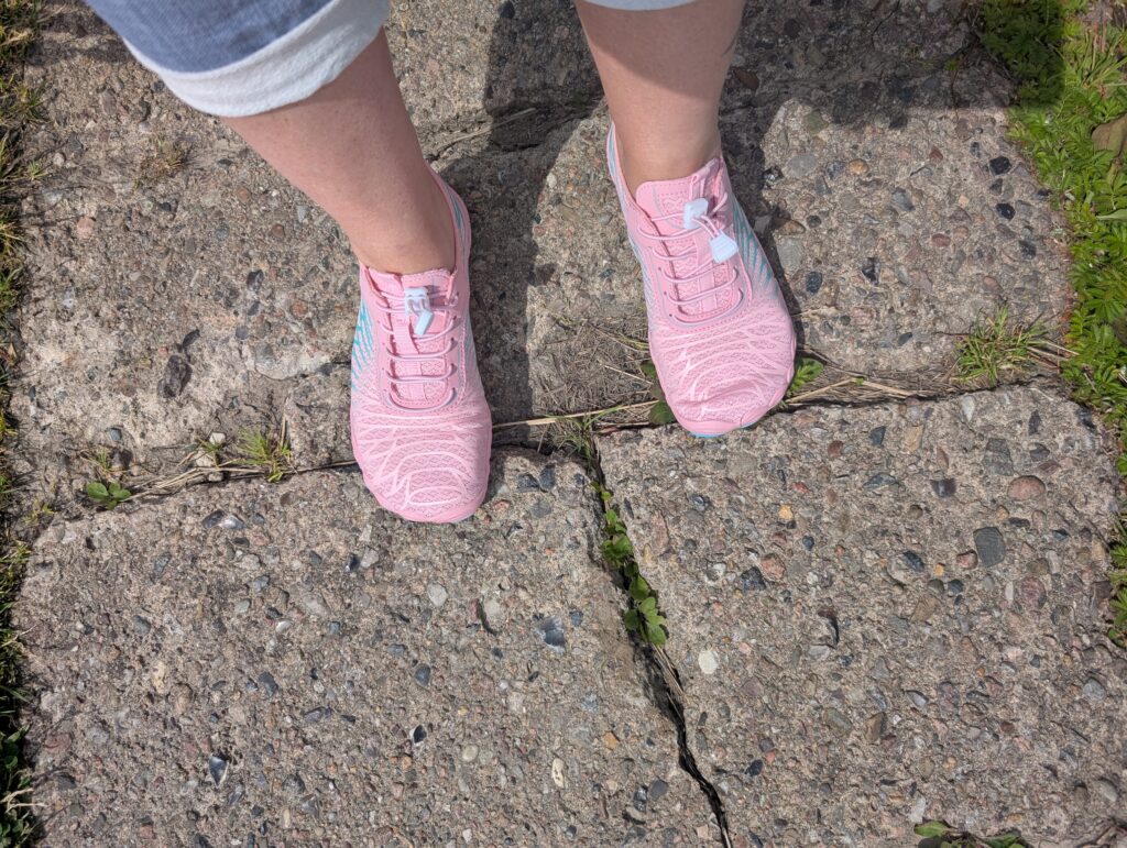 Ruyi Barfußschuhe auf unebenem Boden