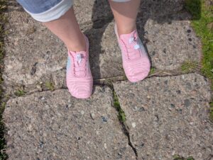 Ruyi Barfußschuhe auf unebenem Boden